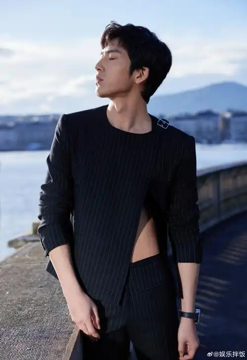 井柏然的腹肌偷偷藏不住##井柏然状态