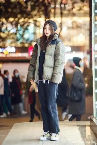 街拍:冬季穿搭要兼备温度与风度,这样搭配温暖优雅又有气质