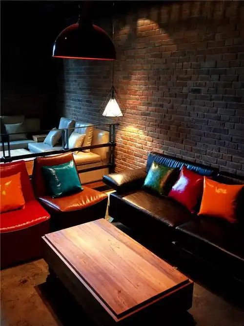 水晶灯,琉璃灯,铜雕灯……营造温馨和谐的气氛,让咖啡的情调与周围的