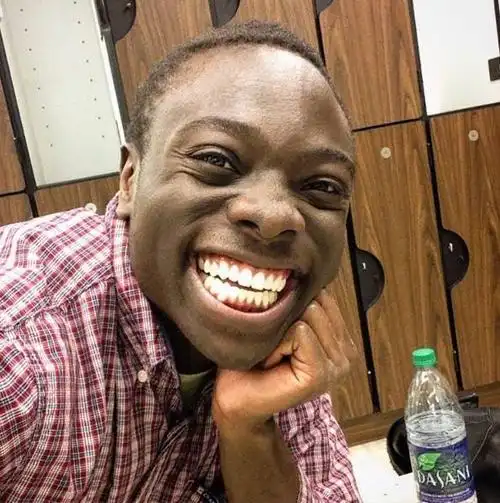 一位黑人小哥每天在ins上分享自己的笑容,看完心情莫名就好了