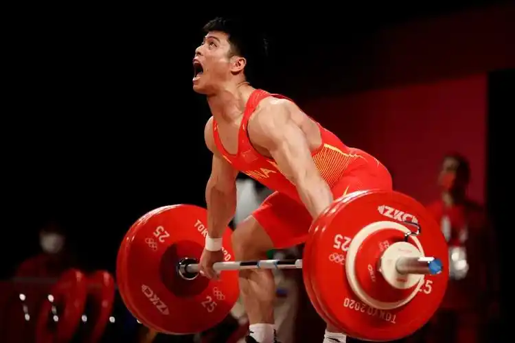 李发彬!金鸡独立姿势刷屏…这可是举重!