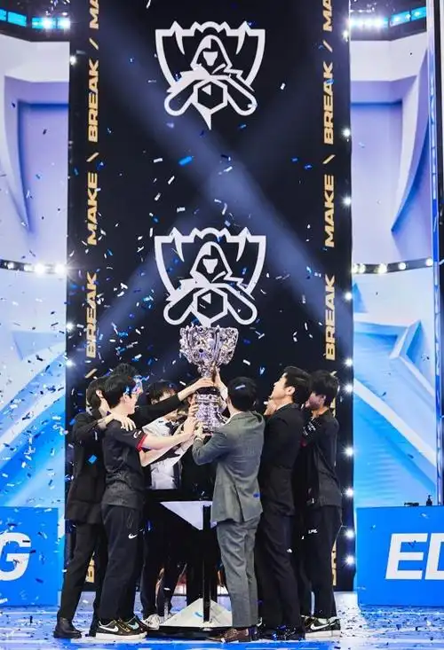edg捧杯瞬间回顾蓝雨飘落骑士归来我们是冠军