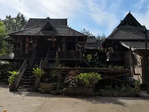 去年有部电视剧叫"让我听懂你的语言".女主角就居住在这幢傣楼.