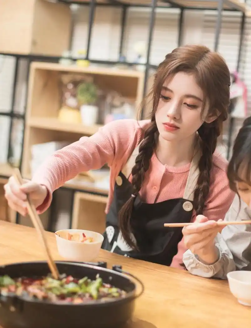 曾经的厨房杀手鞠婧祎现在都学会做毛血旺了,今天更新的我要这样生活