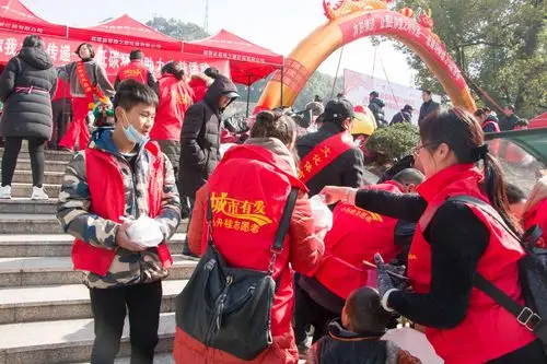 爱心传递需要的人,上万个点滴组成的爱心!