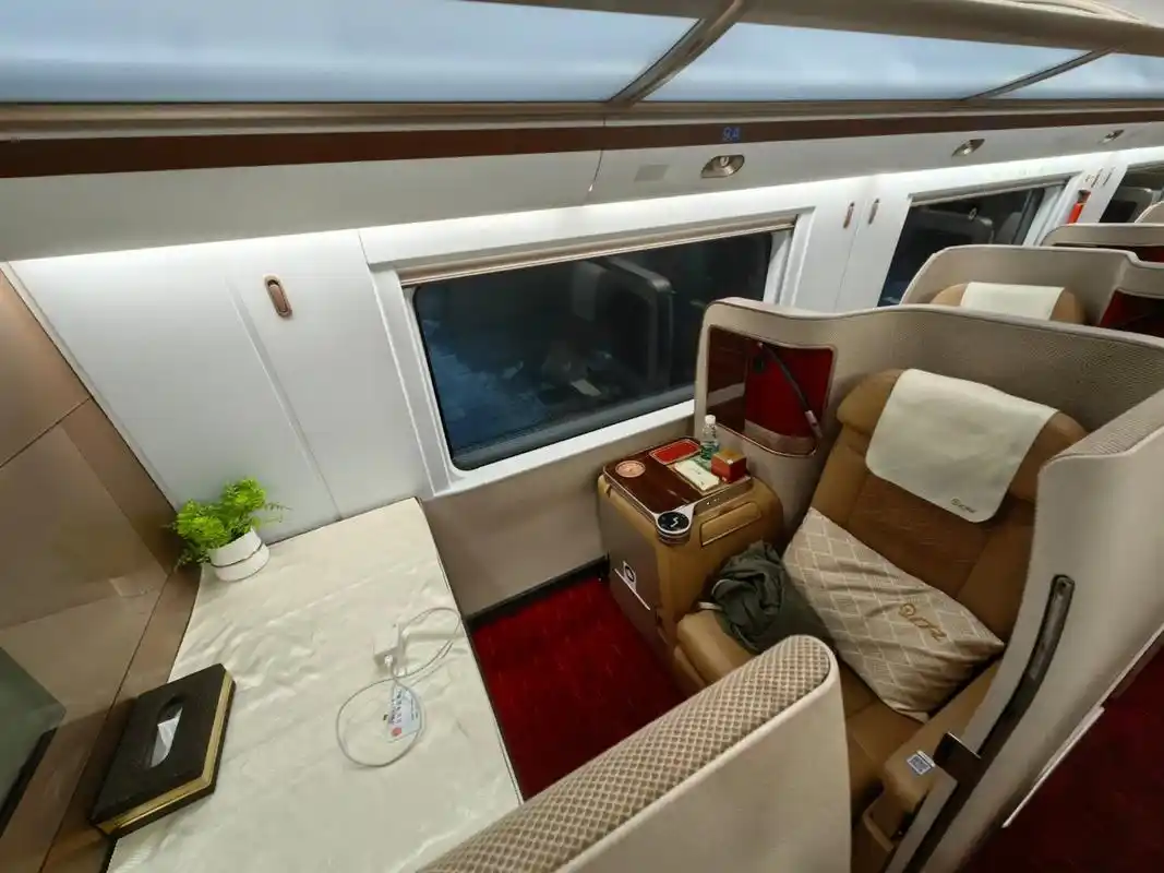 第一次体验高铁商务座,独立空间,零食配的是上海很好吃的国际饭店蝴蝶