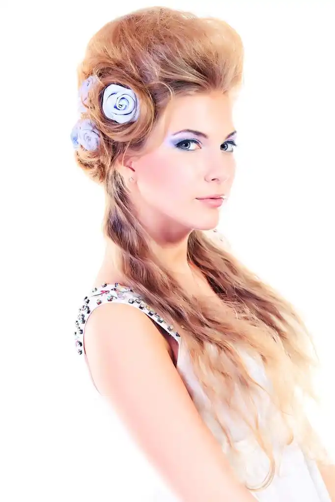 贵族,优雅发型迷人的金发女人的画像.白上孤立.