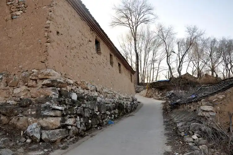 同一个村庄,两种不同的生活场景