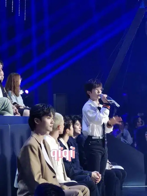 96周柯宇颜值身高真的很抗得住,从周柯宇身边经过,让我174的身高都