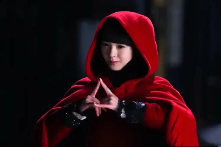 了众多观众,尤其是剧中,陈瑶饰演的反派萝莉岳绮罗,一袭红衣鬼魅残忍