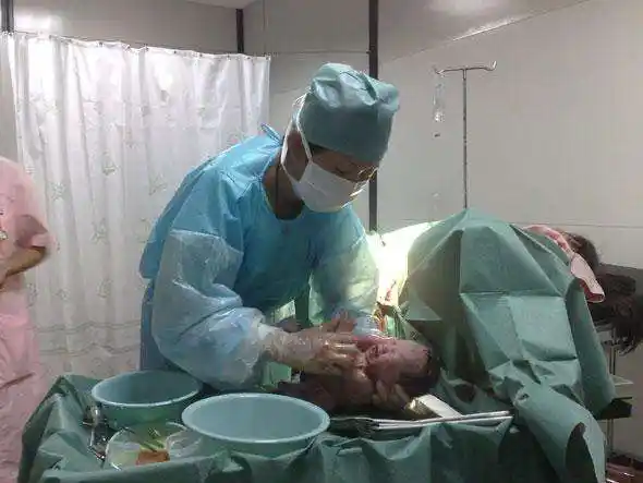 baby顺产黄晓明全程产房见证说说产房那些事