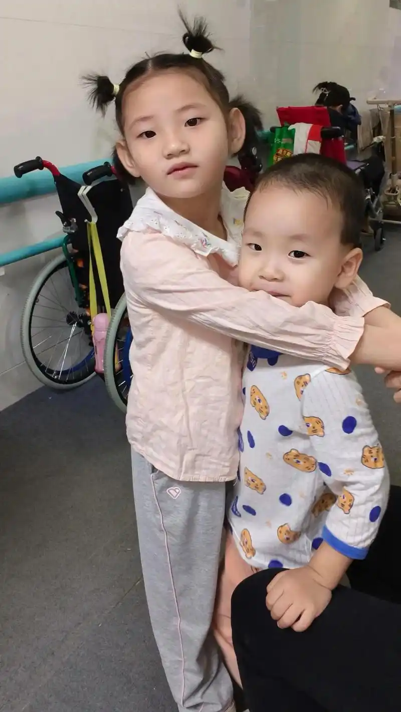 今天被问道:你一个人带俩孩子不累吗? 我笑着说:还行