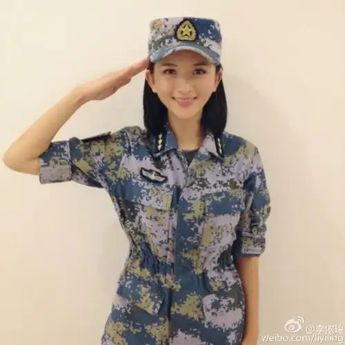 偶像组合主唱出身,曾多次上央视春晚,却未一举成名,今成这样