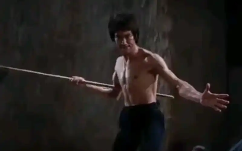 李小龙《龙争虎斗》耍齐眉棍,双截棍和双短棍