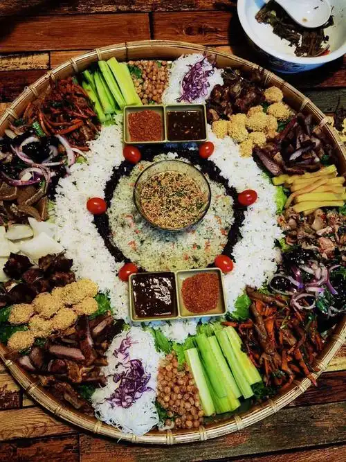 傣族手抓饭是云南傣族一道荤素搭配的特色美食.