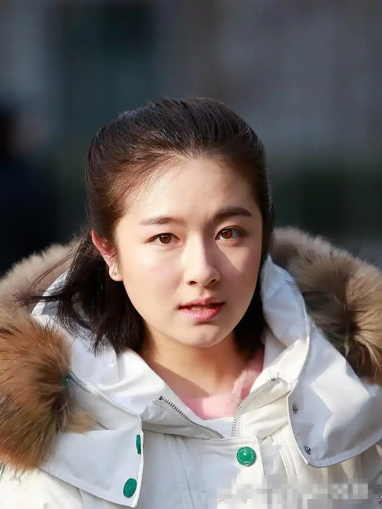 李兰迪几乎素颜出镜,脸上苹果肌明显.