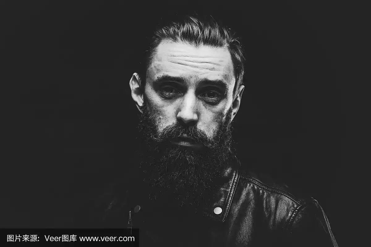 黑白照片拍摄的迷人悲伤的男人