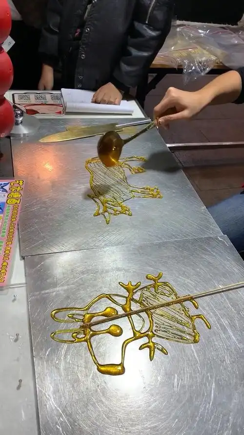 糖画艺人,画属相,看看这只小猪画的怎么样呀