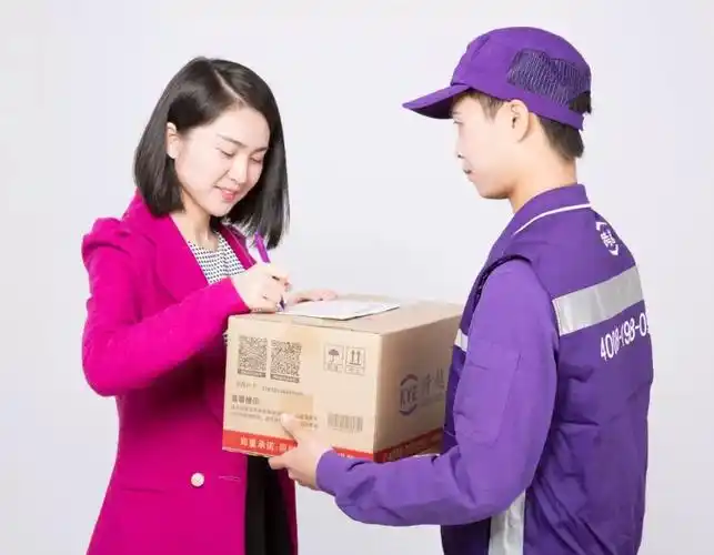 跨越速运小哥他们就是跨越速运的员工们他们身份既不光鲜也不亮丽一直