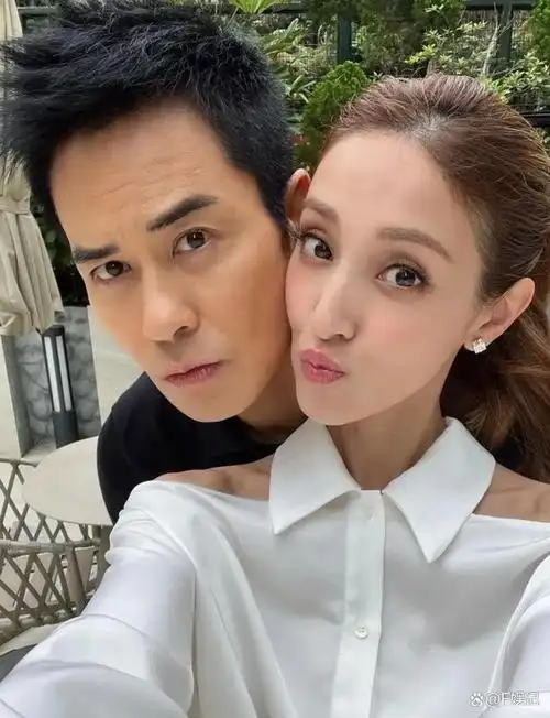 郑嘉颖和陈凯琳现在已经是3个儿子的爸妈了,他们夫妻俩一向都恩爱的.