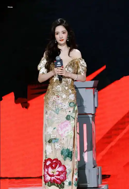 杨幂出席上海晶核联赛赛,一袭鎏金羽翼礼服,华贵大气,璀璨夺目_娱乐