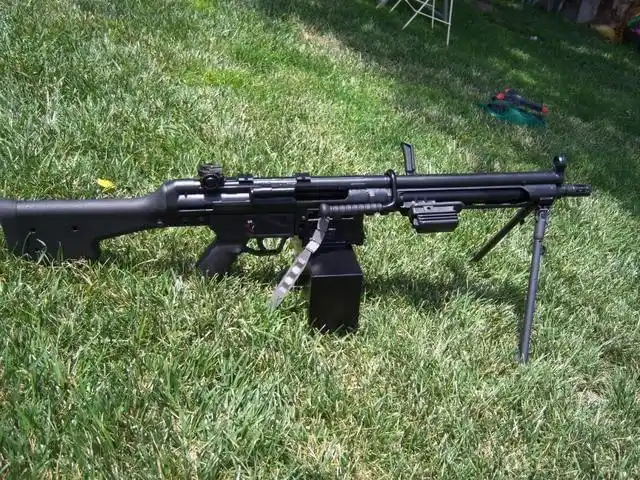 无论是从外形上看,还是实用性方面,德国研制的hk21通用机枪都属上乘之