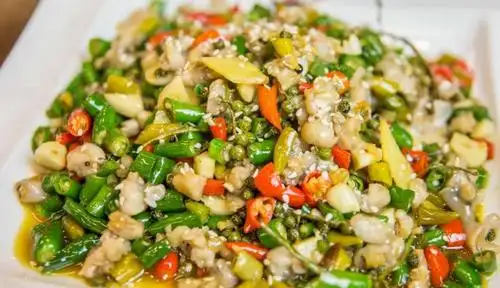 如果你是无辣不欢的勇士,那么这道双椒牛蛙一定不能错过.