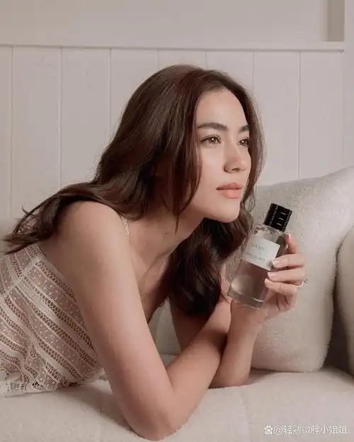 她就是kim,一位德国与泰国的混血美女,以其深邃的五官,迷人的身材和