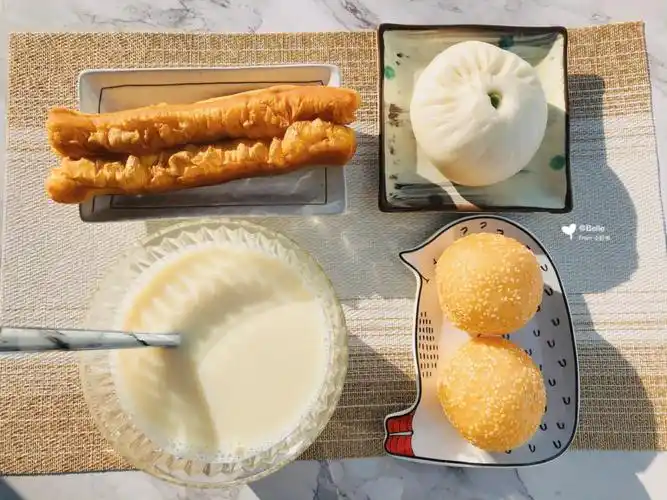 中式早餐豆浆油条麻团包子