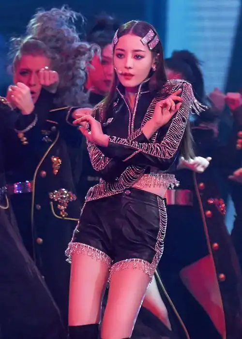 迪丽热巴火辣热舞东方卫视跨年晚会