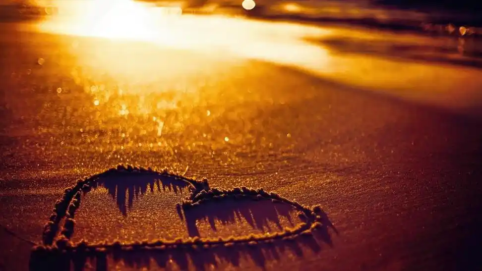 爱情爱心清新唯美创意杯子夕阳沙滩 内容简介 爱情唯美浪漫心形壁纸