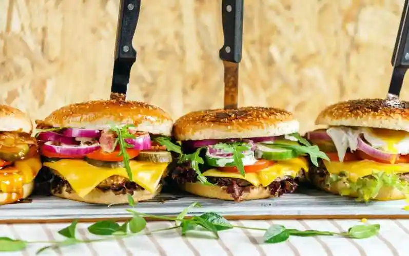 木板上的汉堡和薯条