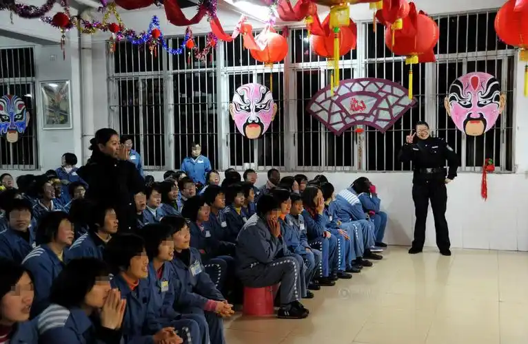 春节初一的傍晚,在广东省女子监狱内,春节晚会的现场,女警黄闽(右)做
