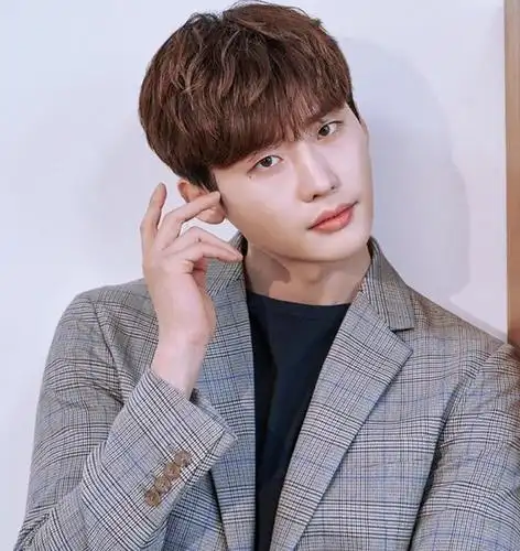 原创李钟硕退伍归来ins更新长发西装照日系美男氛围绝了