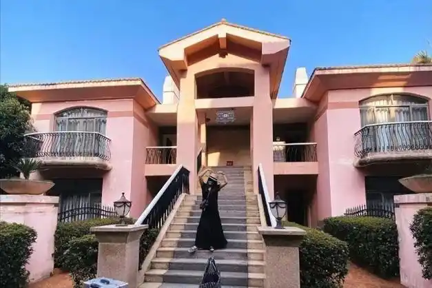 黄圣依介绍说,他们平时住的那个房子足足有7000平方.