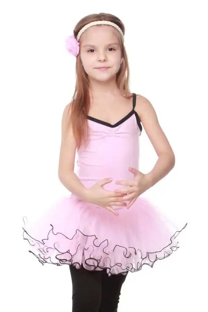 芭蕾舞短裙跳舞上孤立白色在美丽和时尚开朗微笑的小女孩