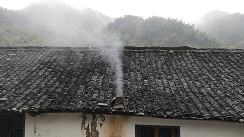 袅袅炊烟 路边的人家正在做饭,袅袅的炊烟升起,热气与湿气交融发酵