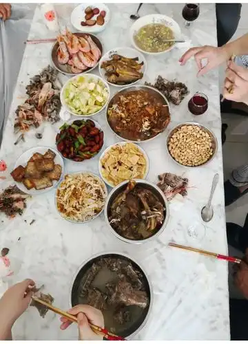 三十晚上爸爸妈妈包了饺子和做了一桌丰盛的饭菜.