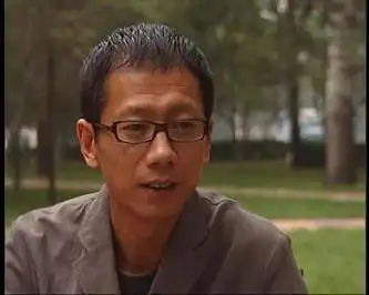 而李静和黄小茂的婚姻则展示了另一种可能,李静的聪明和包容让她能够