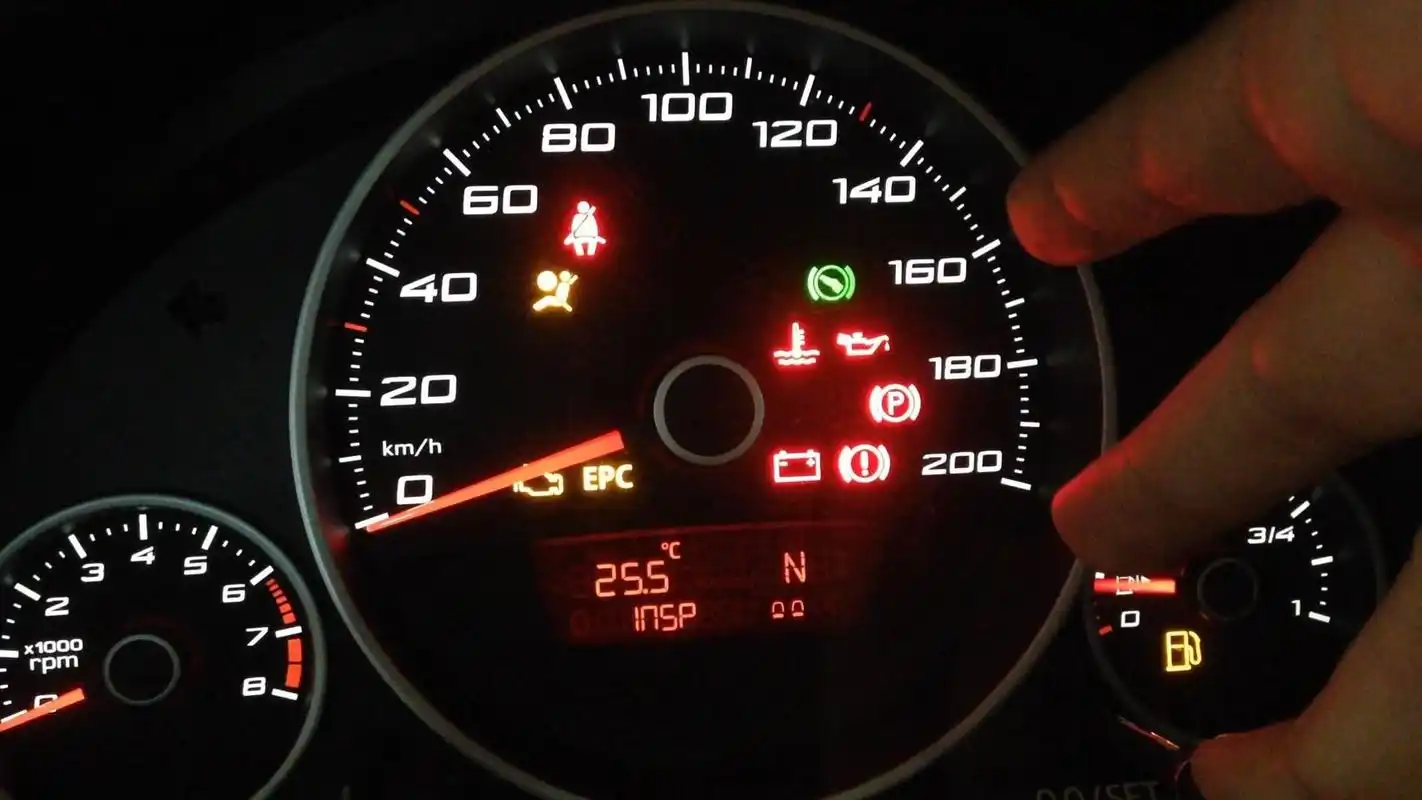 汽车油表剩多少亮灯致享油灯亮起还剩多少升油