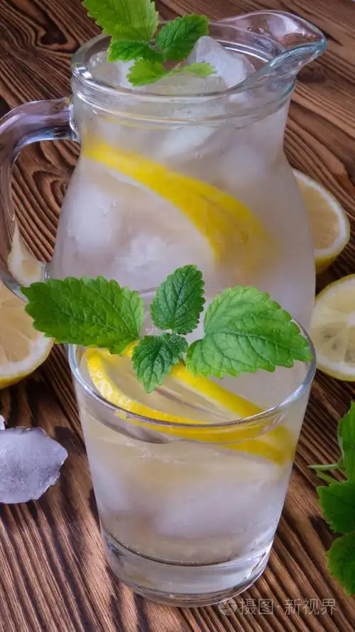 与冰和一壶薄荷柠檬水