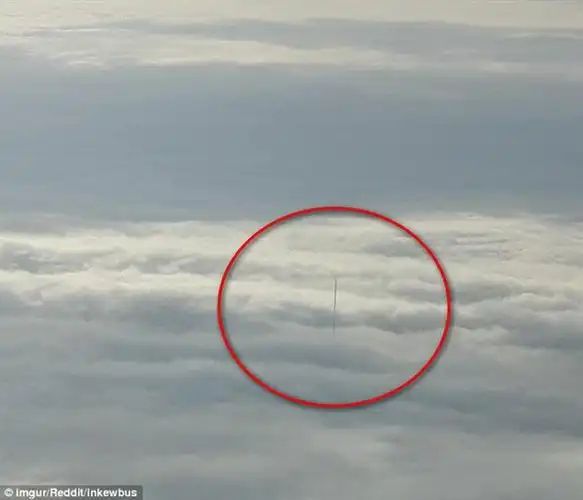乘客坐飞机5000英尺高空拍到神秘杆子一柱擎天