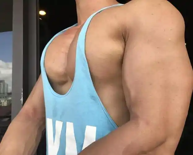 张艺兴的胸肌把肌肉男们看哭了