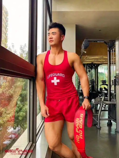 健身男孩阳光男孩健身房日常摆拍