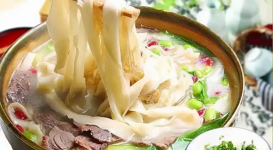 01,郑州烩面河南美食虽然多种多样,但是河南的特色小吃一直是来河南的