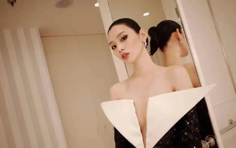 97年关晓彤镶钻礼服惊艳全场,站在89年奚梦瑶旁边,形成鲜明对比_美食