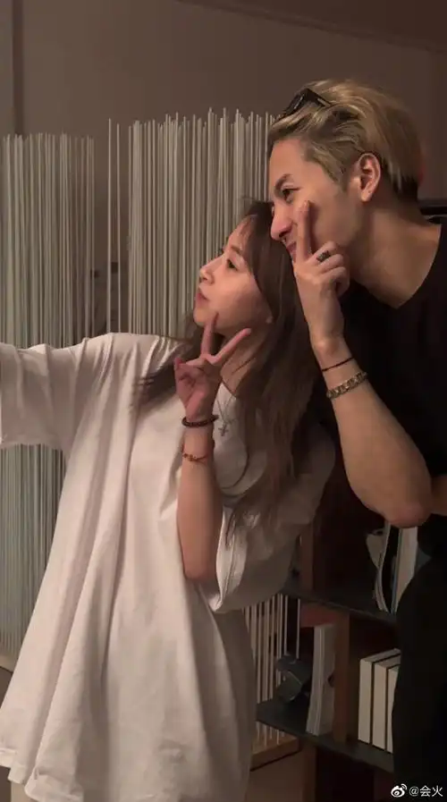 王嘉尔和好友见面视频