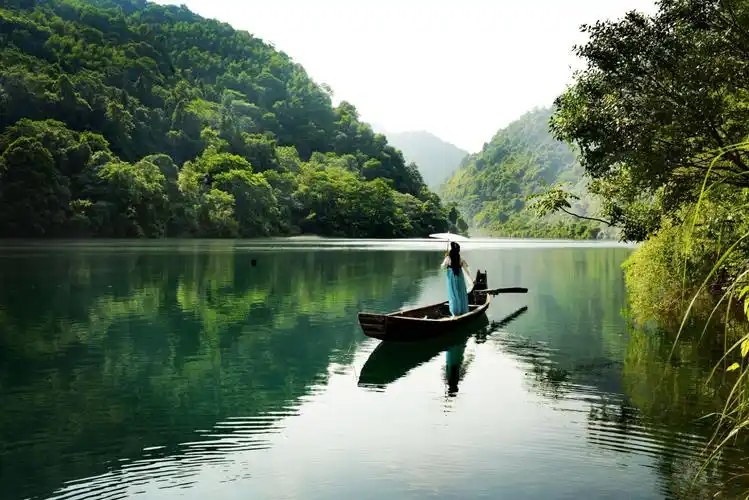 清沙半掩小东江,目望山姑淡拭装,一叶轻舟摇如梦,漫河诗意也倘洋.