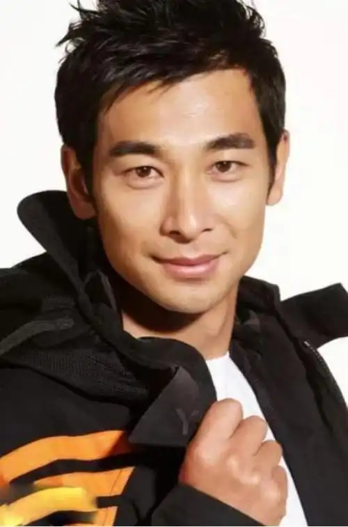 平时在影视作品中赵文卓大多数都是短发,不做什么发型.