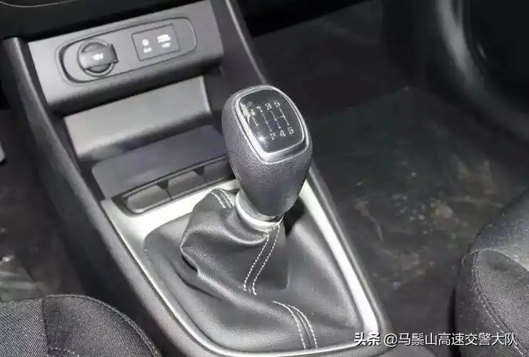 手动档车转速在多少时换挡合适?老司机:新手开车,记得这个标准